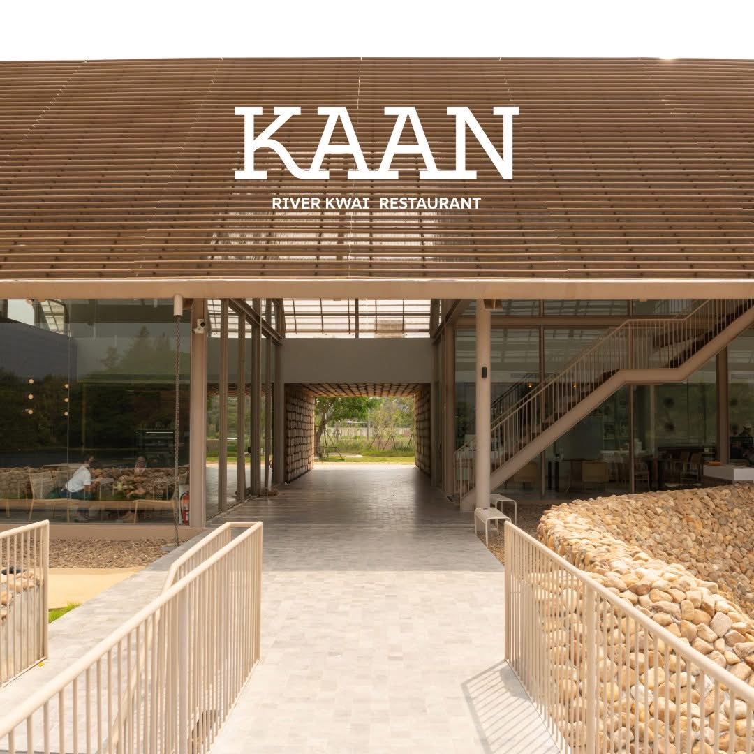 ทางเข้าร้าน KAAN ใต้หลังคาระแนงไม้