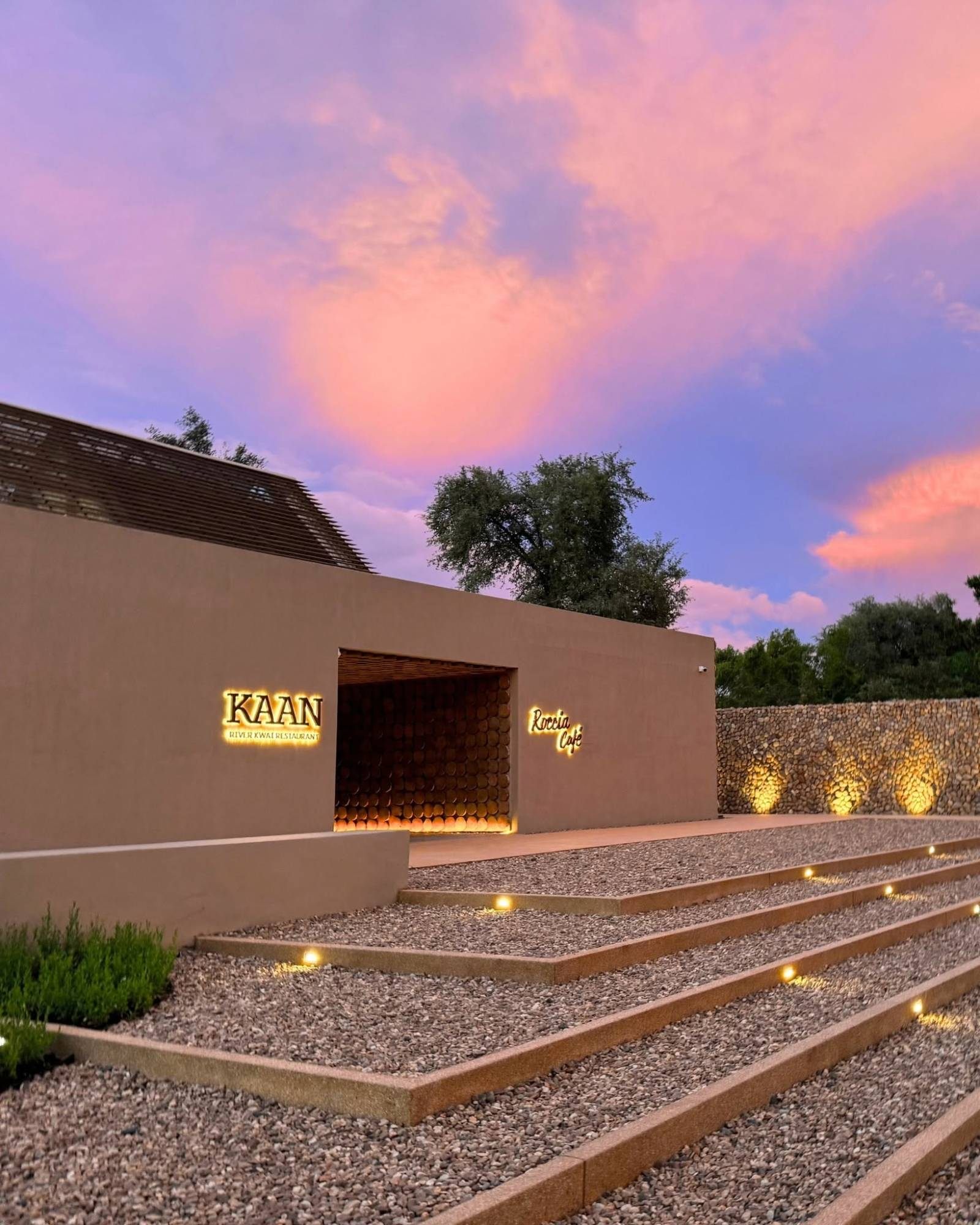 ทางเข้าร้าน KAAN และ Roccia Café ยามเย็น ป้ายไฟส่องสว่าง ท้องฟ้าสีชมพู